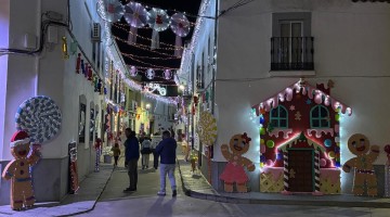 Una de las calles decoradas con motivos navideños