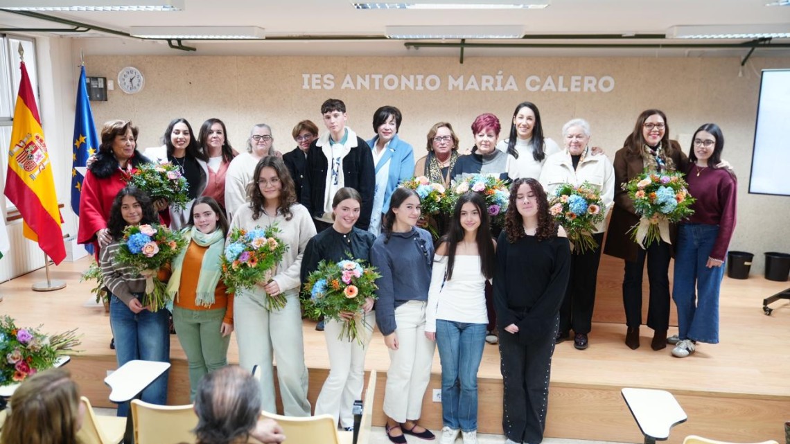 Mujeres homenajeadas con el alumnado que llevó a cabo el proyecto