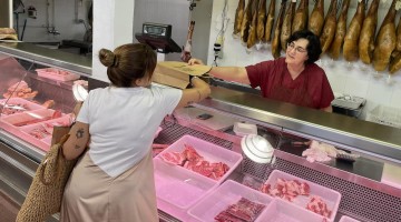 Compras en el mercado de abastos. Foto: Ayuntamiento de Villanueva de Córdoba