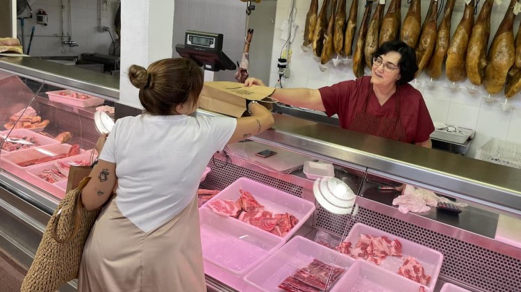 Compras en el mercado de abastos. Foto: Ayuntamiento de Villanueva de Córdoba