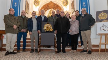 El orfebre con miembros de las cofradías