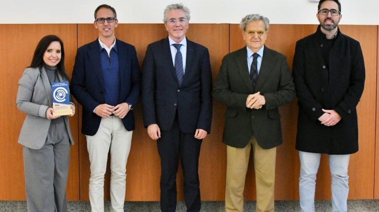 La Fundación Prode hizo entrega del reconocimiento al presidente de la Diputación, Salvador Fuentes