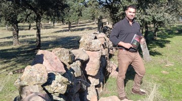 Fran Cobos con su novela. La jaula del sol