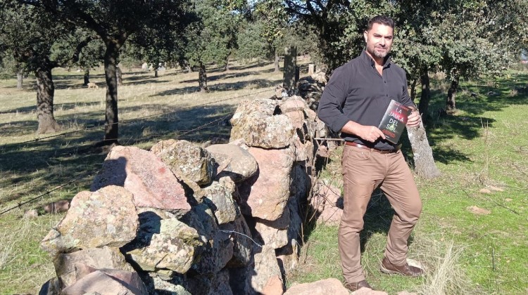 Fran Cobos con su novela. La jaula del sol