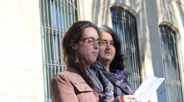 Jessica Jiménez leyendo un manifiesto a las puertas del Ayuntamiento. Foto: Ayuntamiento de Belalcázar