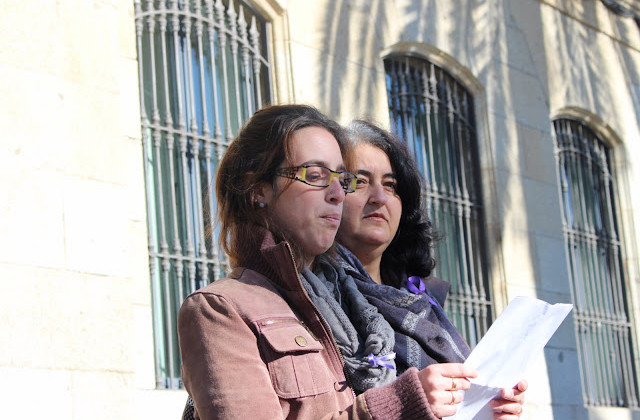 Jessica Jiménez leyendo un manifiesto a las puertas del Ayuntamiento. Foto: Ayuntamiento de Belalcázar