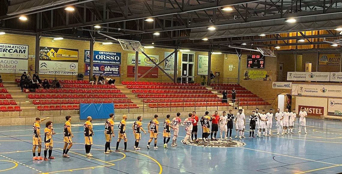 Saludo inicial entre el Pozoblanco y el Adeval