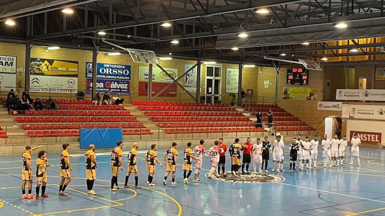 Saludo inicial entre el Pozoblanco y el Adeval