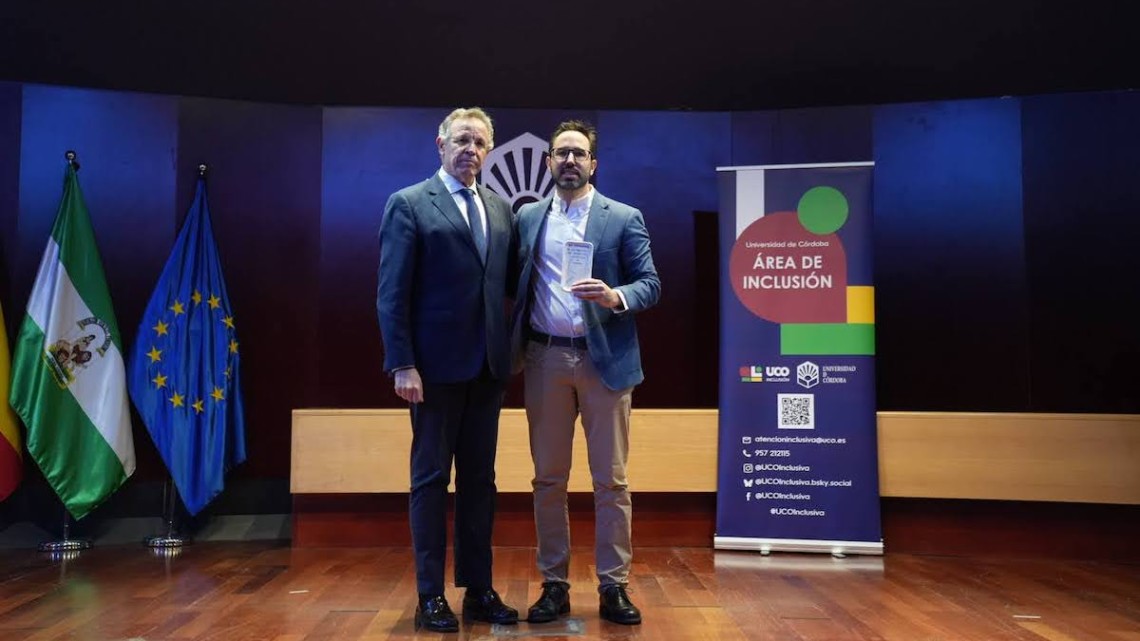 Jesús García recibiendo el reconocimiento