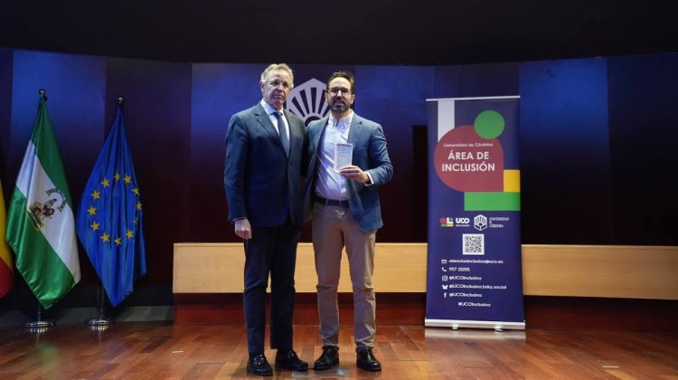 Jesús García recibiendo el reconocimiento