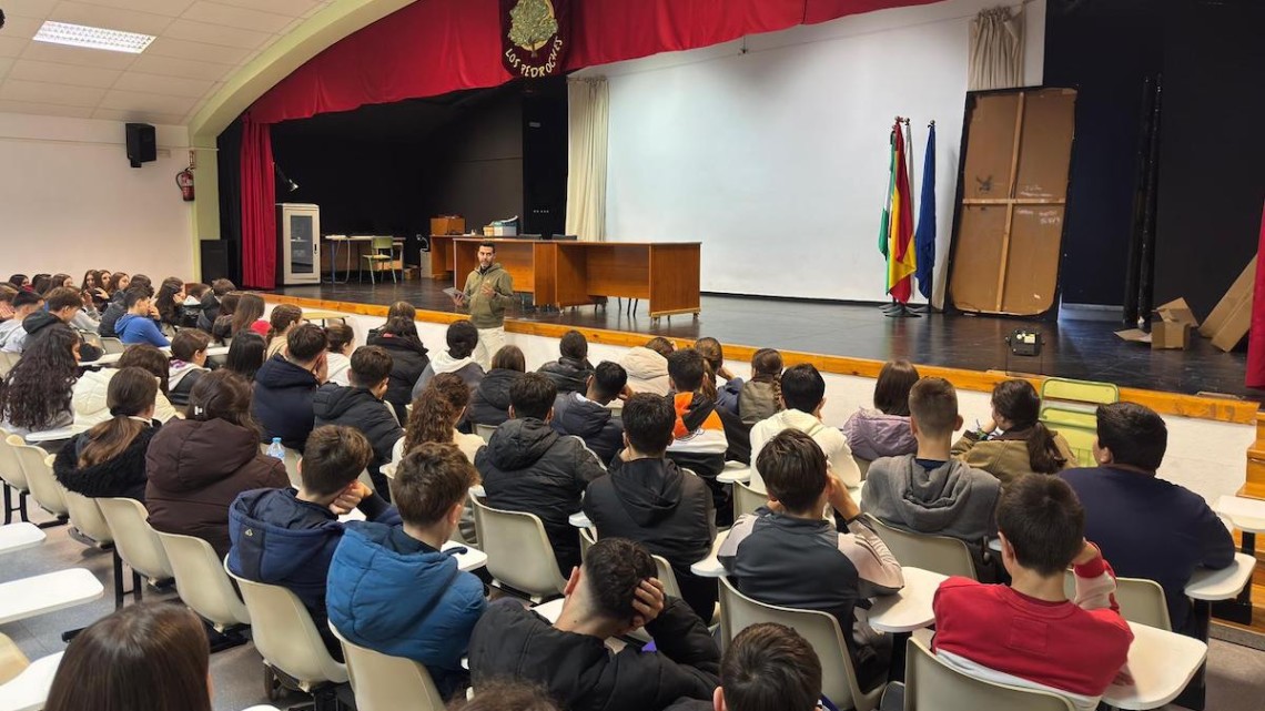 Jóvenes durante una de las charlas del proyecto