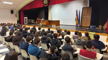 Jóvenes durante una de las charlas del proyecto