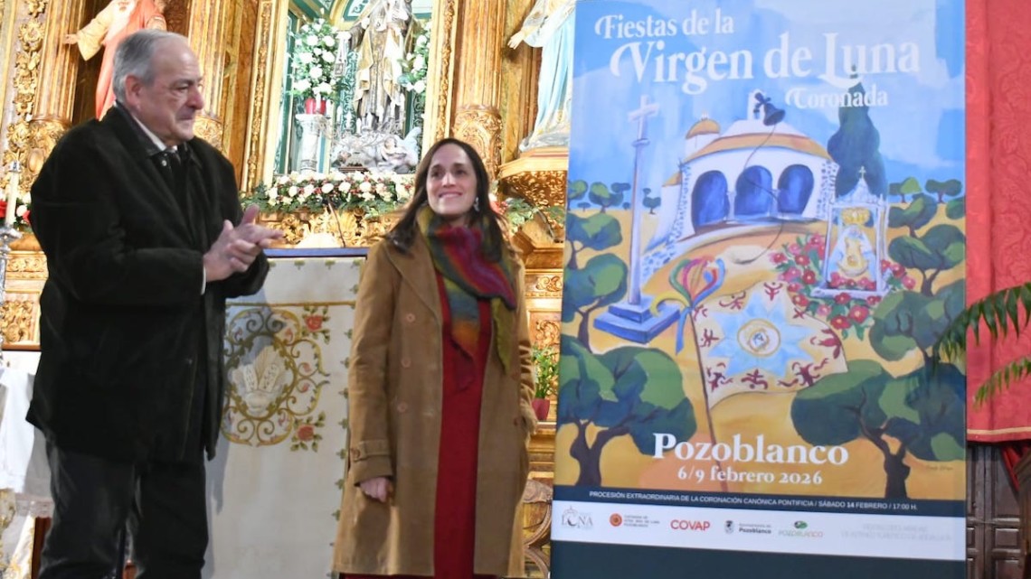 La autora con el capitán de la Virgen de Luna, Juan Garcia