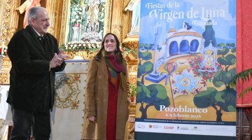 La autora con el capitán de la Virgen de Luna, Juan Garcia