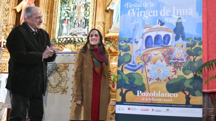 La autora con el capitán de la Virgen de Luna, Juan Garcia