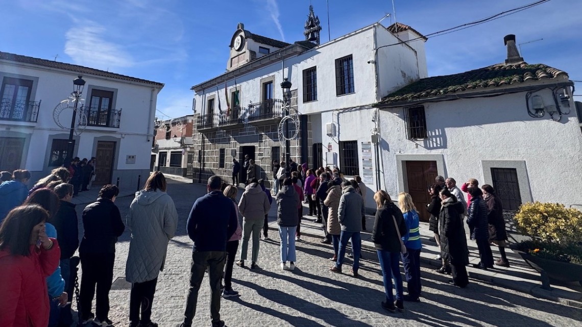 Concentración a las puertas del Ayuntamiento de Añora. Foto: Ayuntamiento de Añora