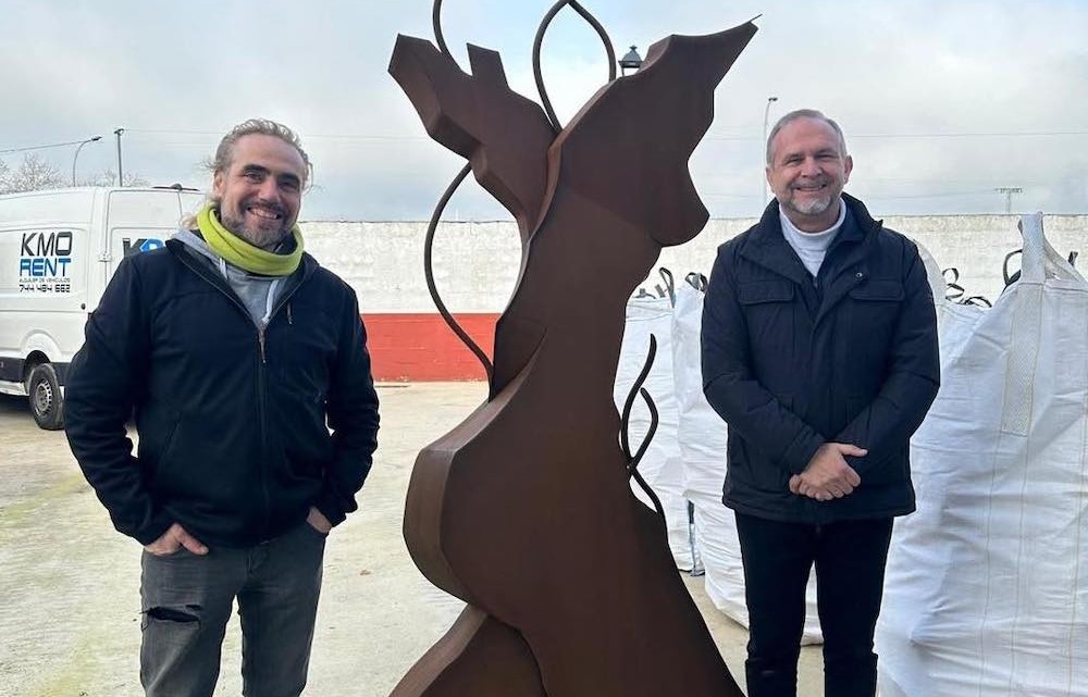 El autor de la escultura, Xema Teno, junto al alcalde de Dos Torres, Manuel Torres