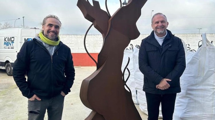 El autor de la escultura, Xema Teno, junto al alcalde de Dos Torres, Manuel Torres