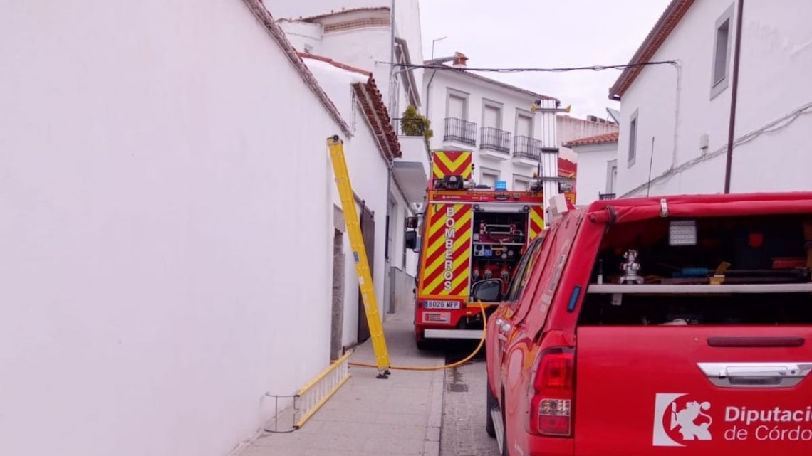 Los bomberos han accedido a la vivienda donde se ha registrado el incendio