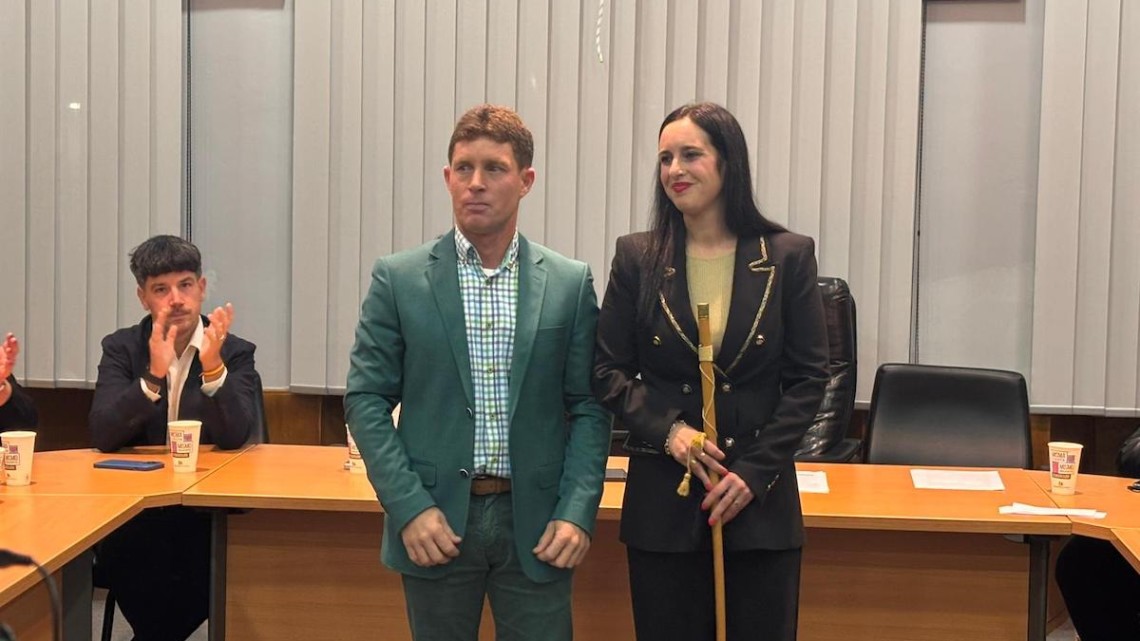 Jessica Jiménez con el bastón que la acredita como alcaldesa