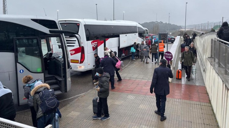 Usuarios haciendo el trasbordo en la parada de Villanueva de Córdoba