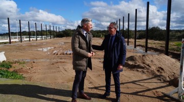 Andrés Lorite y Santiago Cabello durante la visita al Club Hípico