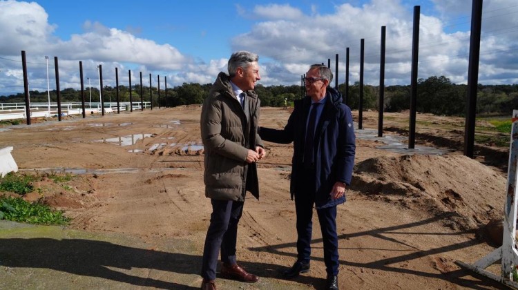 Andrés Lorite y Santiago Cabello durante la visita al Club Hípico