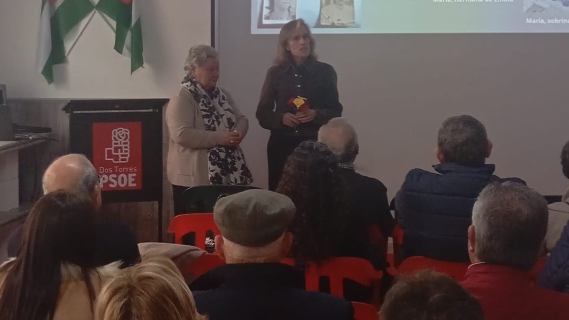 Cristina García, presidenta de la Asociación Triángulo Azul, junto a la sobrina de Emilio Alcalde