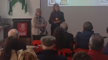 Cristina García, presidenta de la Asociación Triángulo Azul, junto a la sobrina de Emilio Alcalde