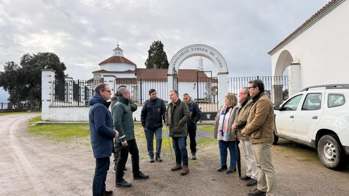 Reunión en las inmediaciones del santuario