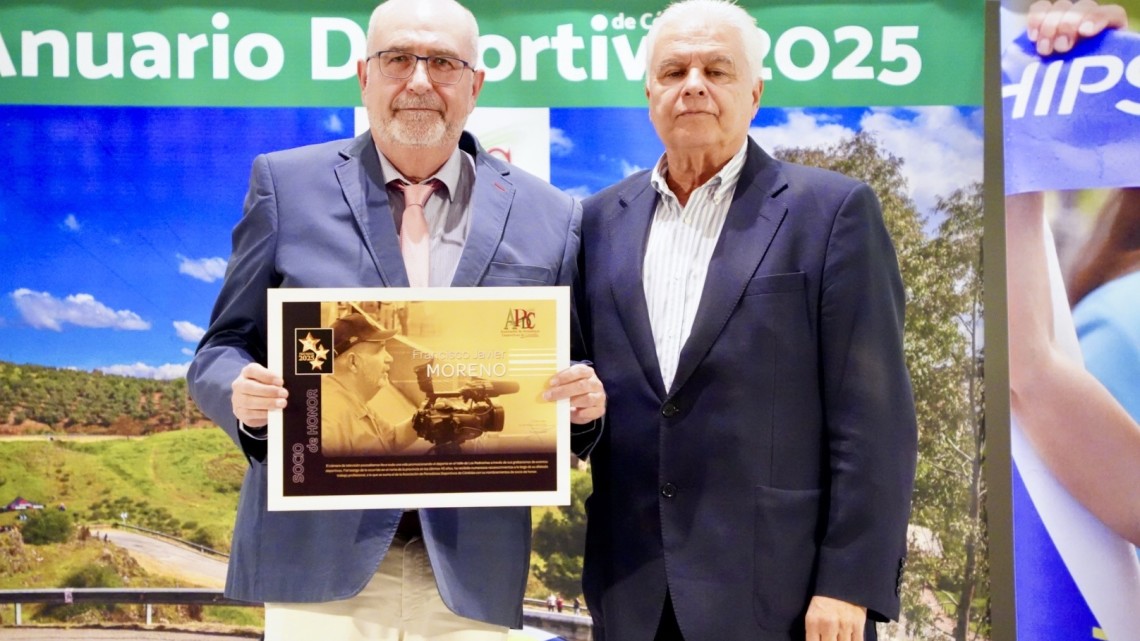 Javier Moreno recogiendo su insignia