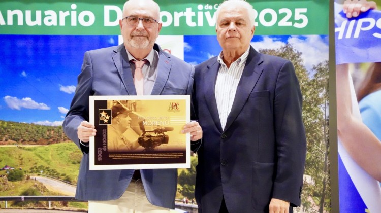 Javier Moreno recogiendo su insignia