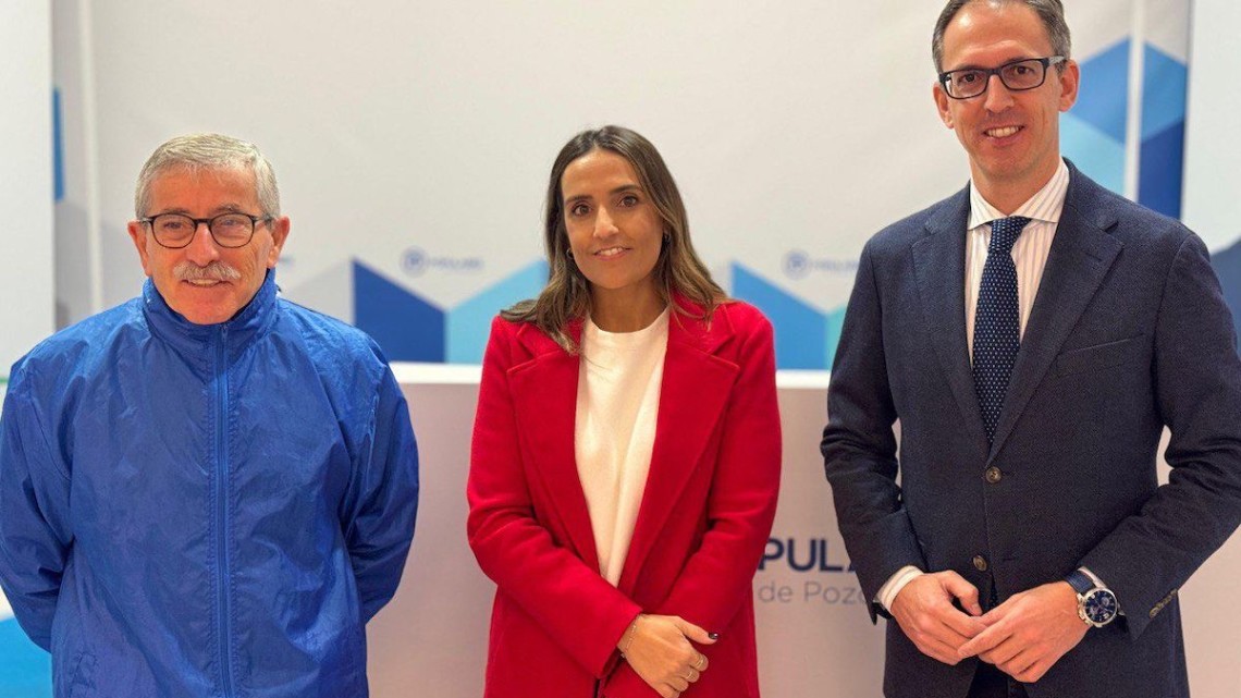 Beatriz Jurado junto a Santiago Cabello y Miguel Ruiz durante la rueda de prensa