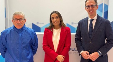 Beatriz Jurado junto a Santiago Cabello y Miguel Ruiz durante la rueda de prensa