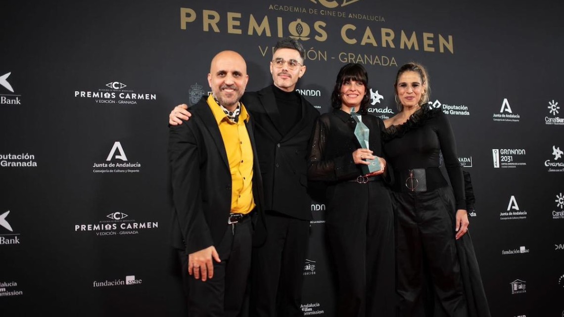 Javier Barbero, el segundo por la izquierda, recogió su Premio Carmen