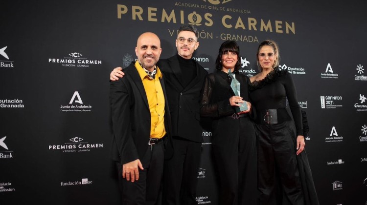 Javier Barbero, el segundo por la izquierda, recogió su Premio Carmen