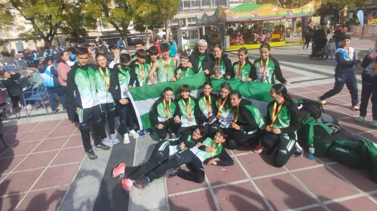Las selecciones andaluzas sub 16 con los atletas de la comarca