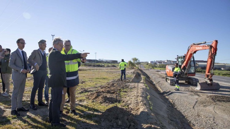 Salvador Fuentes, Andrés Lorite y Santiago Cabello visitando las obras