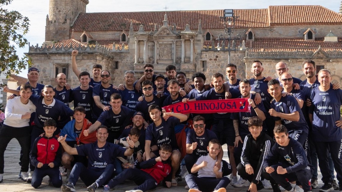 El CD Hinojosa celebrando su ascenso a Primera Andaluza