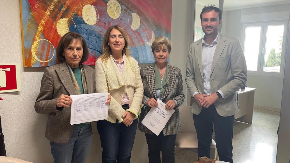 Representantes de la plataforma junto a la subdelegada del Gobierno y el alcalde de Villanueva de Córdoba