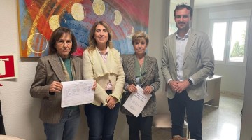 Representantes de la plataforma junto a la subdelegada del Gobierno y el alcalde de Villanueva de Córdoba