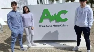 Los tres alumnos que forman el grupo que ha pasado a la final