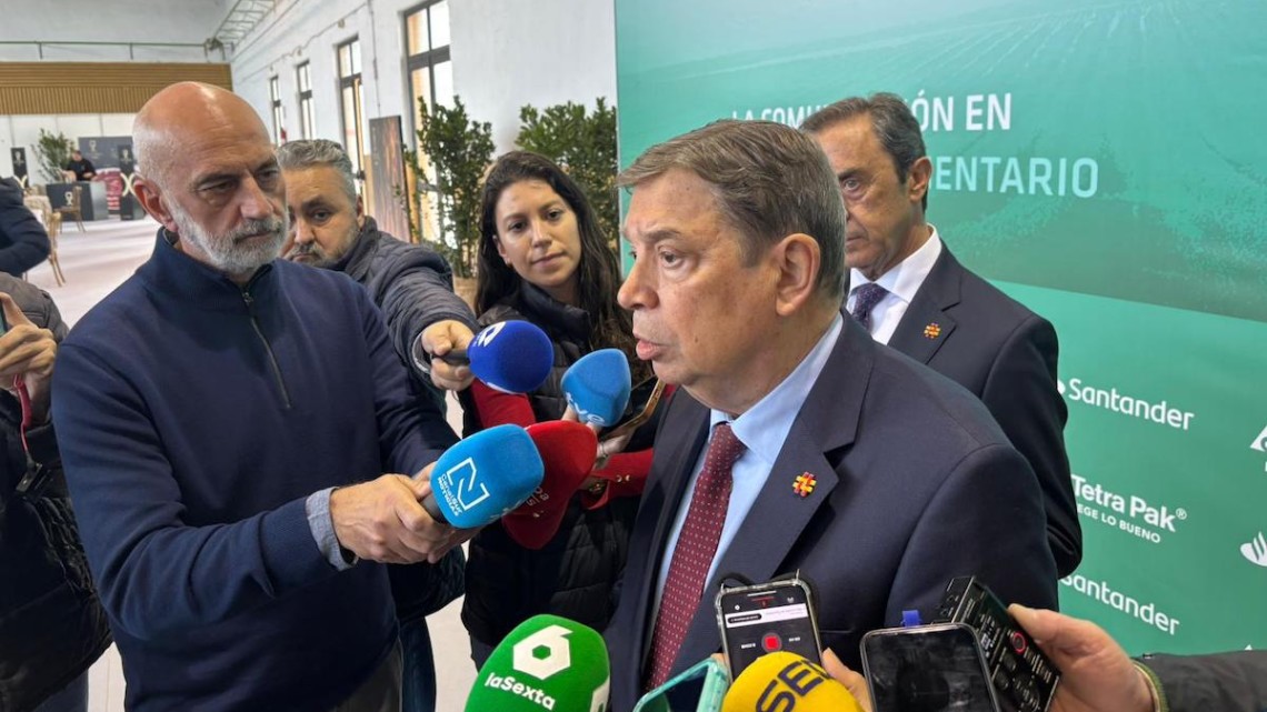 Luis Planas durante su intervención ante los medios