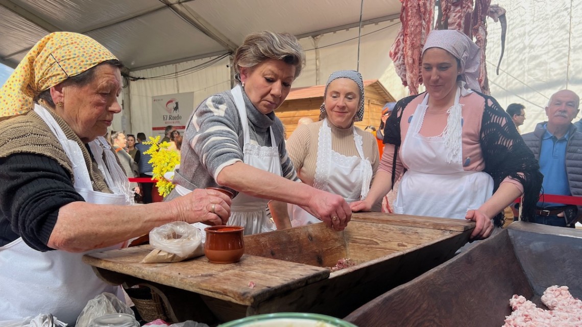 Momento del aliñado en la Fiesta de la Matanza