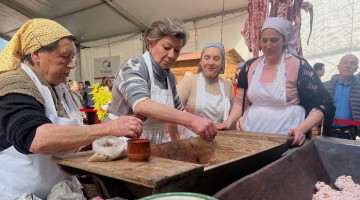 Momento del aliñado en la Fiesta de la Matanza