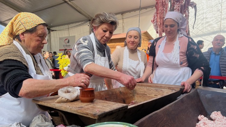 Momento del aliñado en la Fiesta de la Matanza