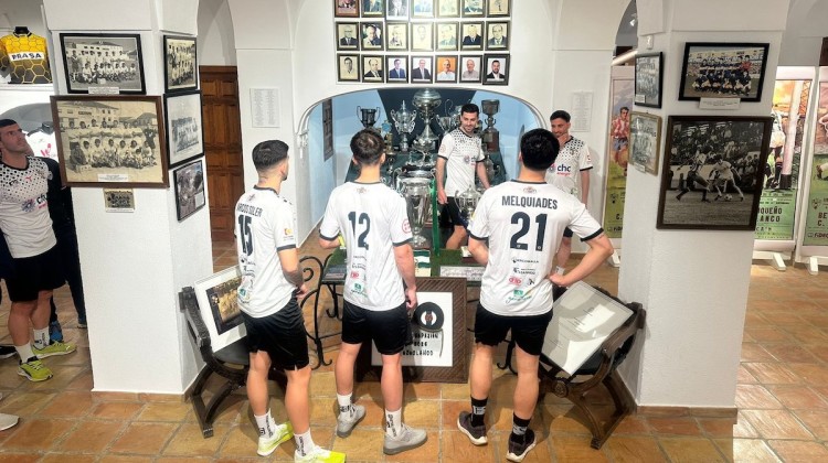 Parte de la plantilla del CD Pozoblanco visitando el museo. Foto: CD Pozoblanco