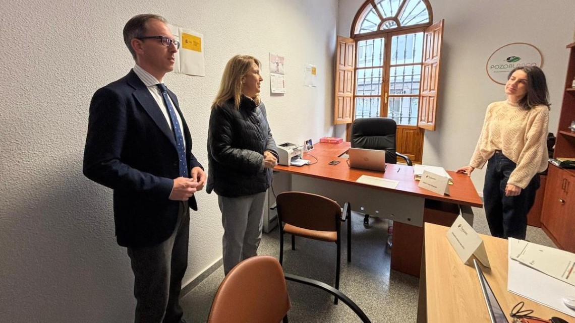 La subdelegada del Gobierno y el alcalde de Pozoblanco en la oficina habilitada en el Ayuntamiento de la localidad
