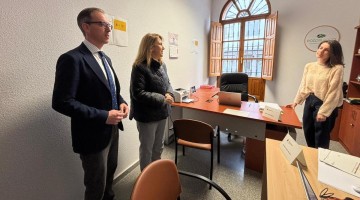 La subdelegada del Gobierno y el alcalde de Pozoblanco en la oficina habilitada en el Ayuntamiento de la localidad