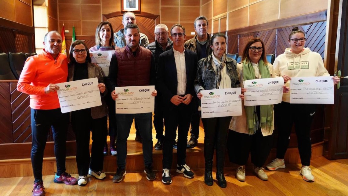 Representantes de los colectivos junto a autoridades locales